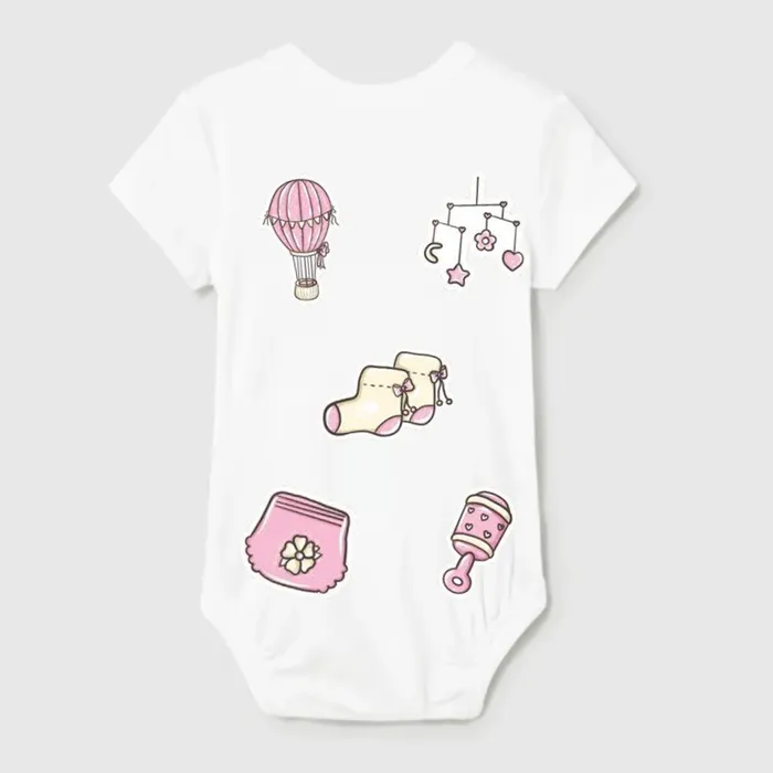 Body de bebé con stickers de globo y móvil
